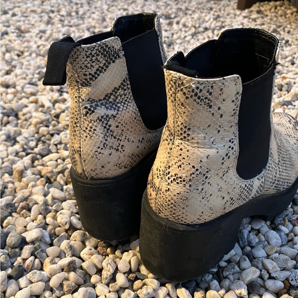 White snakeskin pattern platform boots - Picture 2 of 6